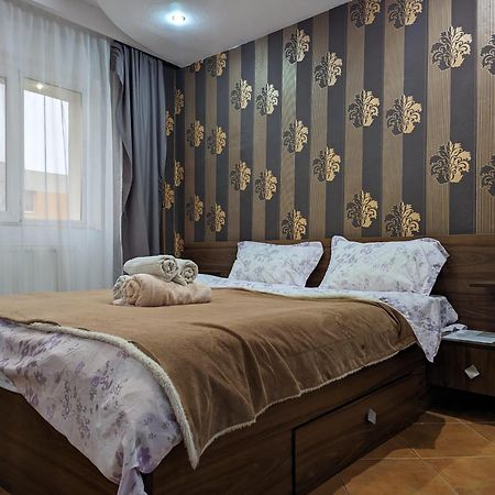Modern Oasis With A Cozy Fireplace Your Stylish Apartment Minutes From Downtown Bucareste Exterior foto